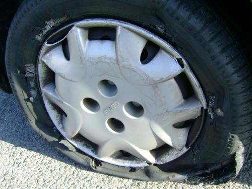 “Ti squarcio le gomme”. Ma l’ex fidanzato la perdona