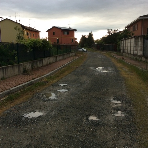 Acqua in strada uscita dalla fogna. I cittadini di Casalbagliano dicono basta ma Palazzo Rosso risponde