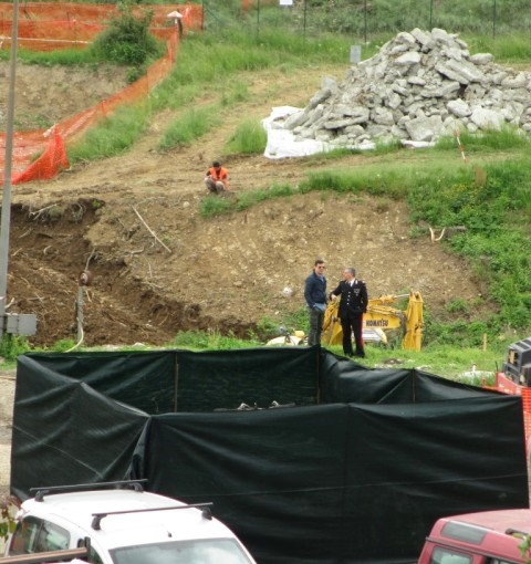Incendio di un’auto ad Arquata nella notte. Il mezzo era in un cantiere del Terzo valico