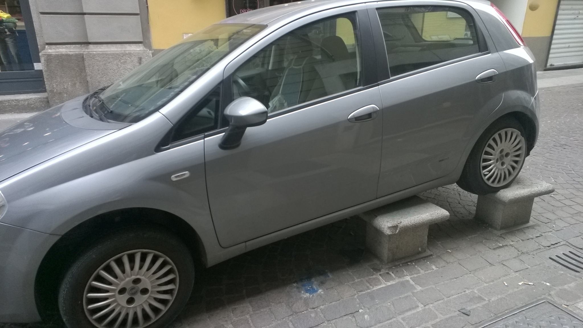 Parcheggio originale in via Milano ad Alessandria[FOTO]