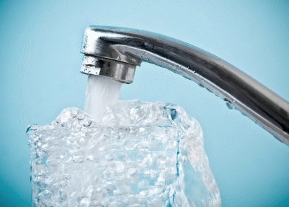 Manomette l’impianto di casa e riesce a non pagare l’acqua