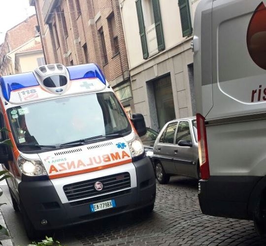 Auto sui marciapiedi in via San Giacomo della Vittoria: il consigliere Locci sollecita l’amministrazione