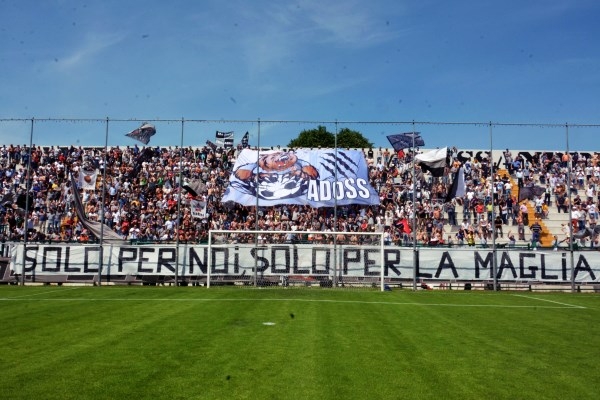 Il mister, il mercato di gennaio, la malasorte: sulle cause della “tragedia grigia” parlano i tifosi