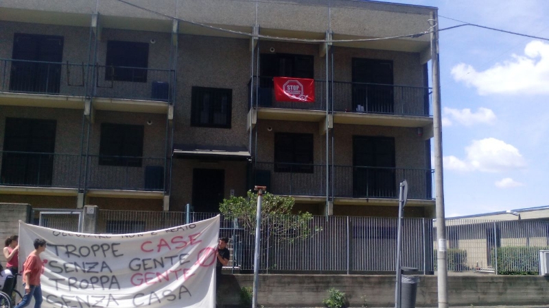 Dopo l’occupazione in corso Acqui la denuncia di Comune e associazioni: “così si rischia una guerra tra poveri”