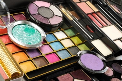 Nello zaino cosmetici non pagati ma suona l’allarme