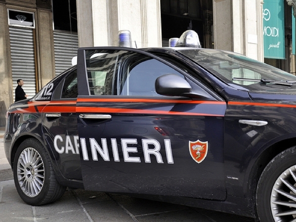Bussa alla porta e riempie di pugni il rivale. Bloccato mentre tira fuori una mannaia