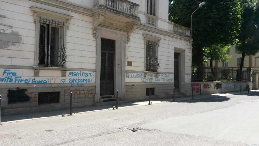 Sel su Villa Guerci: via le scritte. E pensa a un ‘circolo dei lettori’