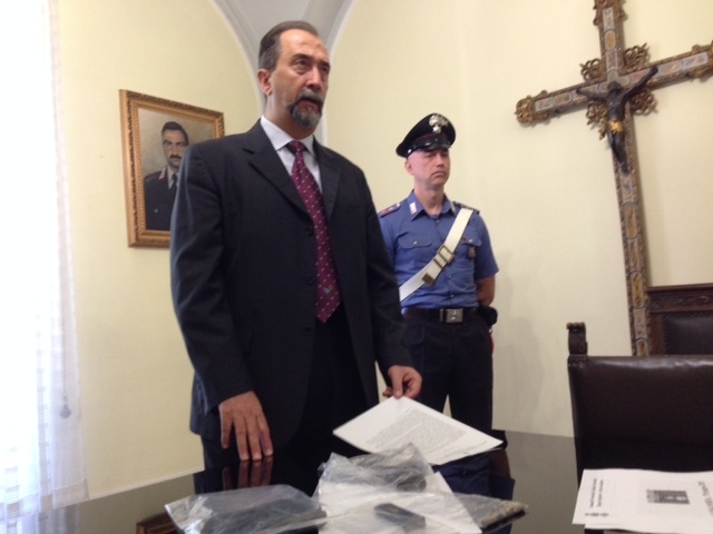 Latitante da sei mesi, si finge il fratello gemello ma i Carabinieri non ci cascano