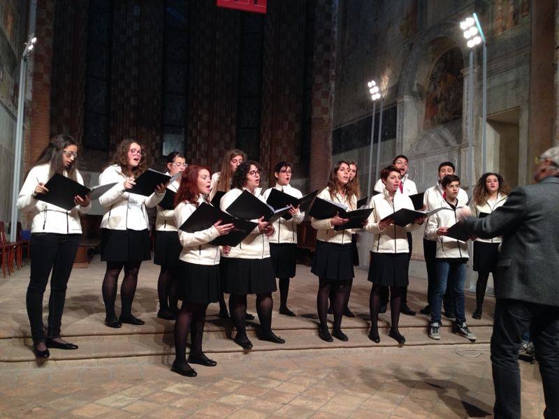 Il Coro Gaiamusica di Valenza alla gara di ciclismo per il gemmologo Francesco Roberto