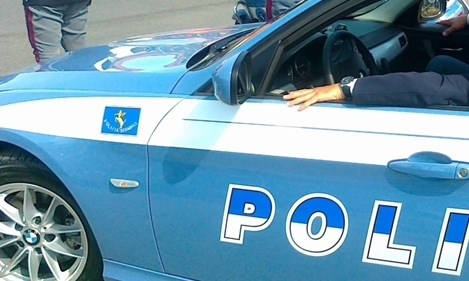 Viaggiavano con armi illegali cariche: intercettati dalla Polstrada