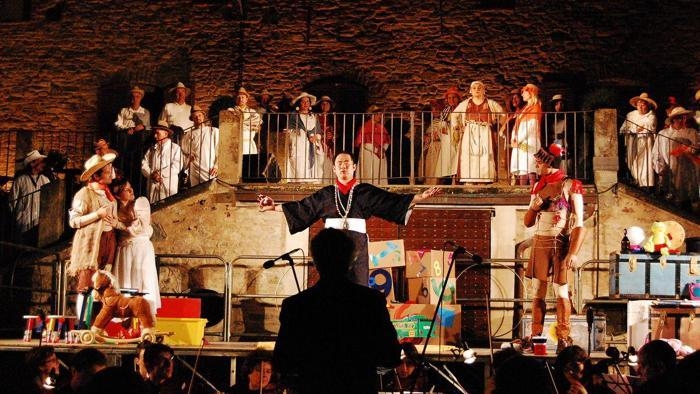 Monastero in festa con Masca in Langa