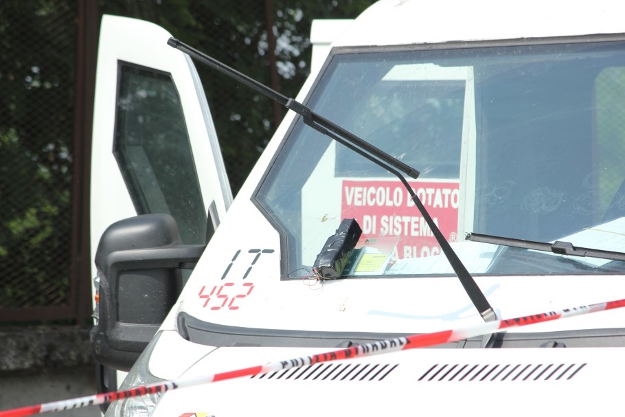 Fermano un portavalori e poi piazzano un finto ordigno per impadronirsi dei gioielli [FOTO]