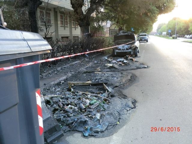 Ennesimo incendio a un contenitore dei rifiuti con danni anche a un’auto.