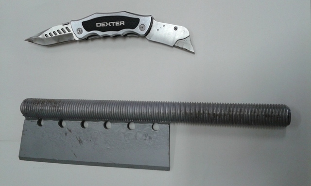 Un’accetta e un coltello a due lame come “compagni” di viaggio