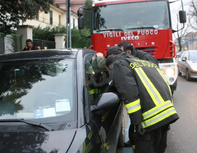 Bambino chiuso in auto: liberato subito dai Vigili del Fuoco