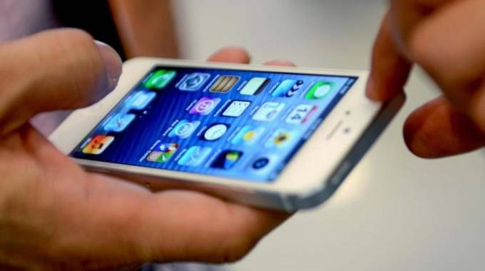 Cellulari e pc per controllare i lavoratori. “Il Jobs Act ormai è il Grande Fratello”