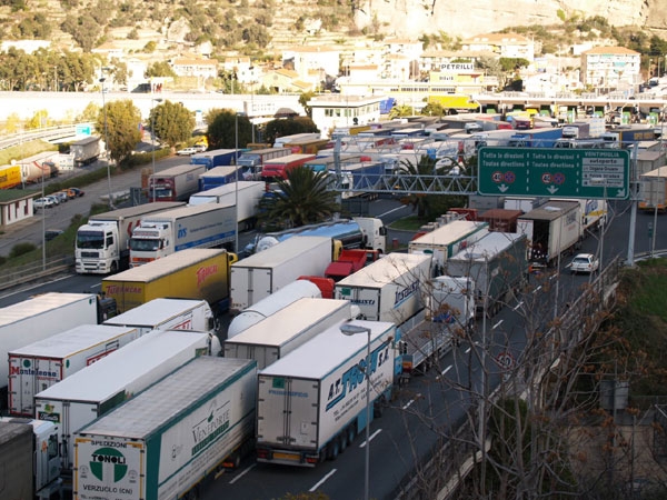 Interrogazione dei Senatori del Pd sul taglio delle deduzioni per l’autotrasporto