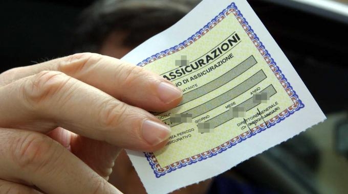In due giorni automobilista colleziona infrazioni: revisione falsa e alla guida nonostante il divieto di circolazione