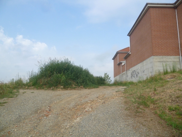 Cittadino denuncia cumuli di terra al cimitero di Monte Valenza. Assessore: “verranno rimossi presto”