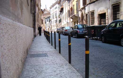 Per tutelare i pedoni arrivano i paletti in via San Giacomo della Vittoria