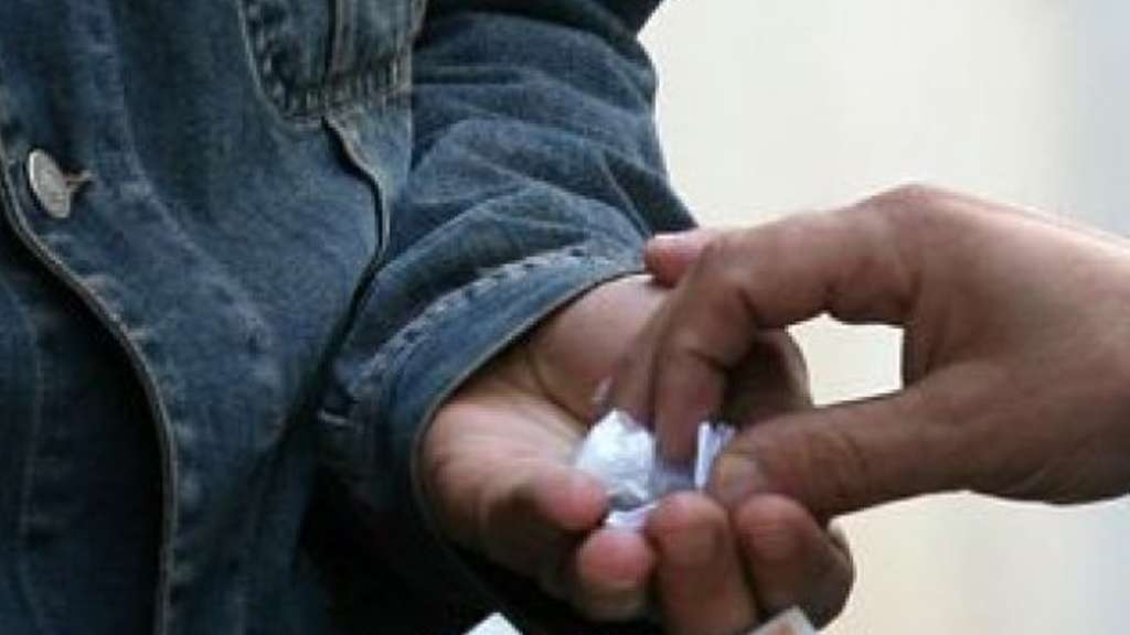 Truffano e rapinano una tossicodipendente: tre denunciati dalla Polizia