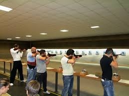 Finge di aver conseguito il porto d’armi per uso sportivo: denunciato
