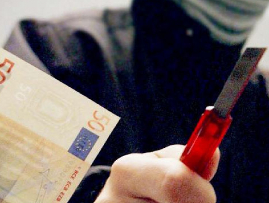 Tre rapinatori armati di taglierino svaligiano una banca a Castelnuovo Scrivia