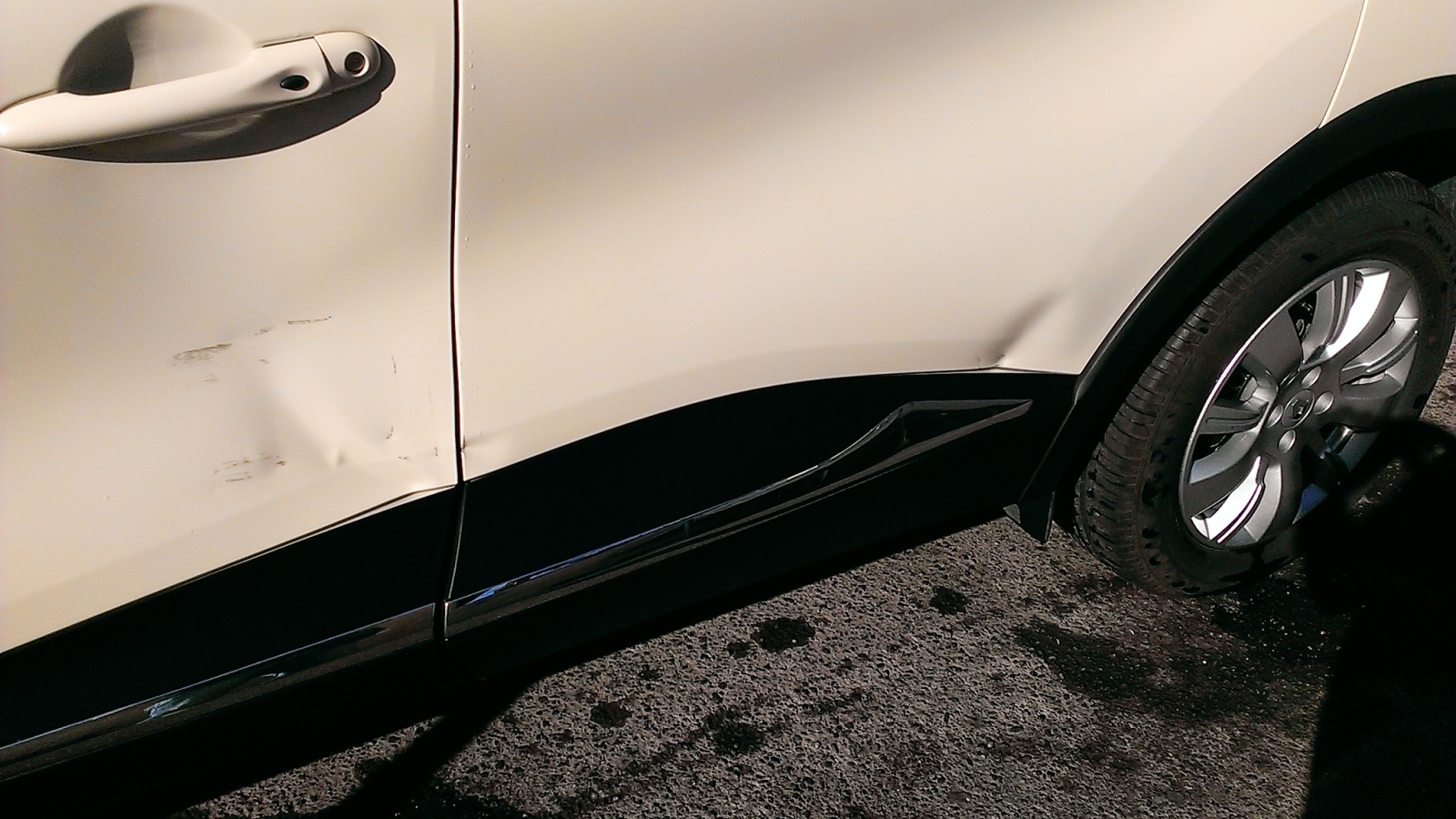 Sbatte più volte contro un’auto parcheggiata: fermato dai Carabinieri