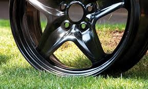 Vende cerchi per auto non adatti al modello dell’auto e poi si rifiuta di restituire il denaro