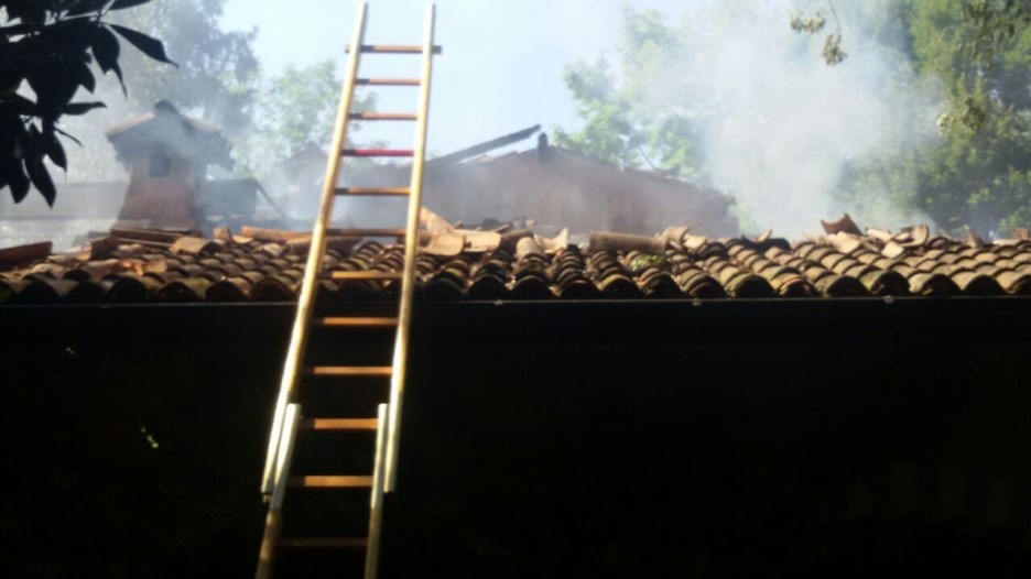 Violento incendio in un alloggio a Tortona: molti danni