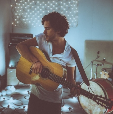 Jack Savoretti e la sua chitarra questa sera all’Outlet di Serravalle