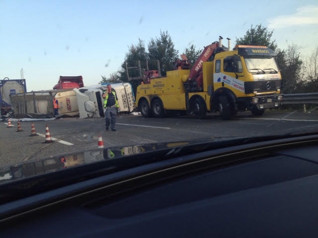 Scontro sulla A26 tra un camion e un’auto
