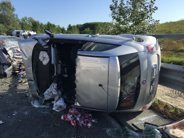 Incidente sulla curva Grana: tre persone in gravi condizioni. I vigili chiedono aiuto ai testimoni per ricostruire la dinamica