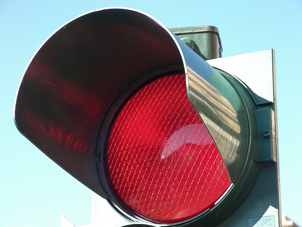 Venti automobilisti al giorno passano con il rosso all’incrocio di spalto Marengo
