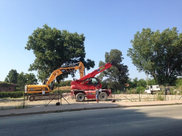 Cantiere Meier: abbattuto il distributore di fianco alla Cittadella   