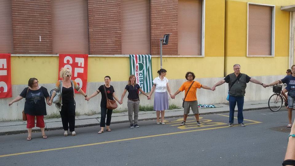 Mega abbraccio alla Manzoni per difendere la scuola dalla riforma di Renzi