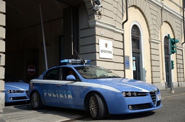 Forzano la porta e si impossessano dell’alloggio di un privato in via Ghilini