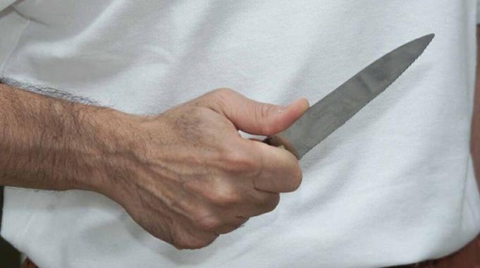 Litiga con il datore di lavoro e gli punta un coltello alla gola