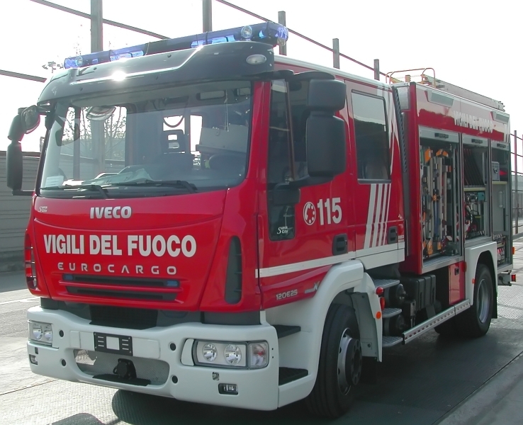 Attimi di paura per il cedimento del tetto di una palazzina a Tortona