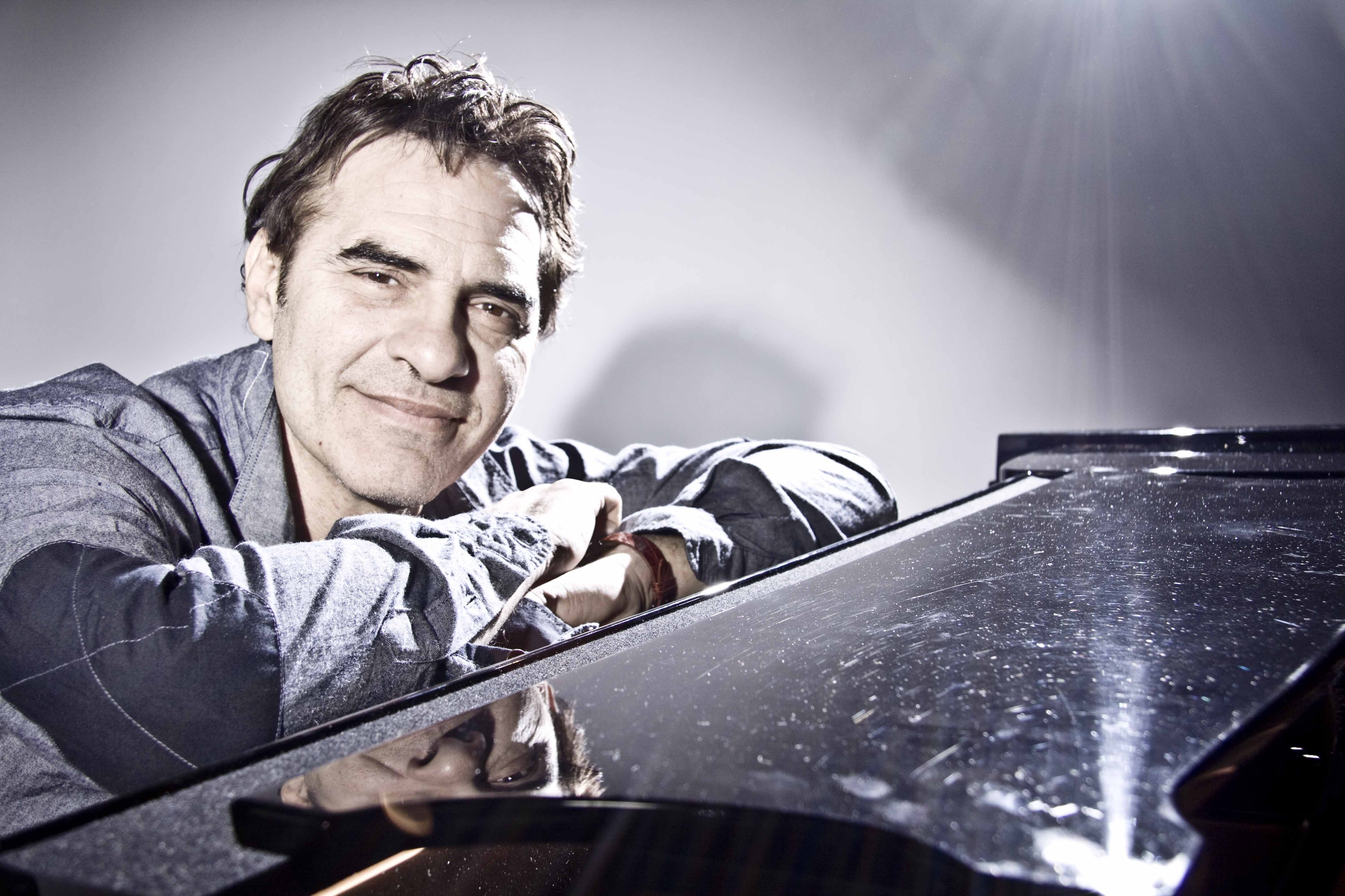 Dalle donne di Modena a quelle di Tenco: Francesco Baccini si racconta al pianoforte