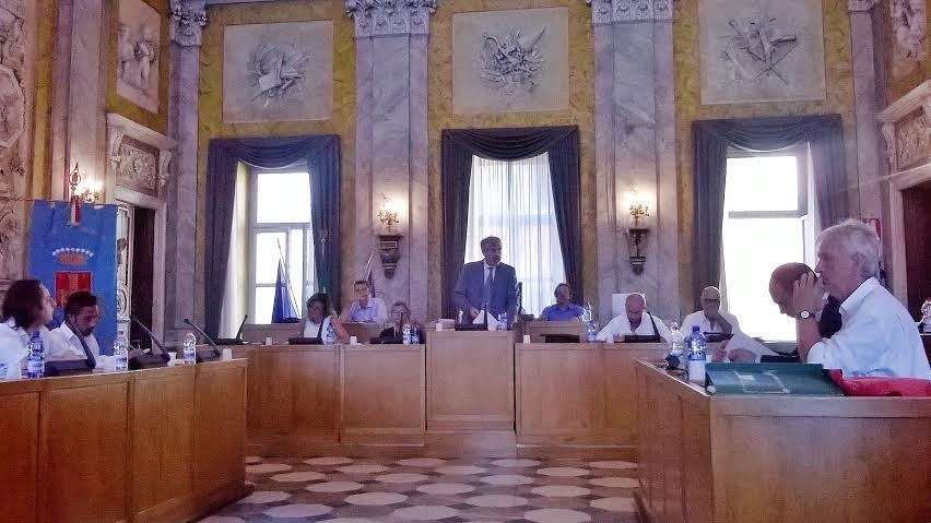 Consiglio comunale fiume a Valenza. Aumento di Imu e Tasi per immobili di lusso