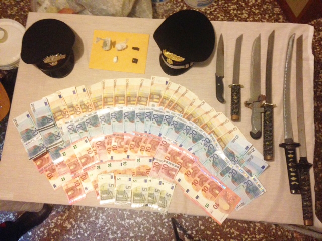 Pluripregiudicati colti sul fatto per l’ennesima volta: in casa droga e katane