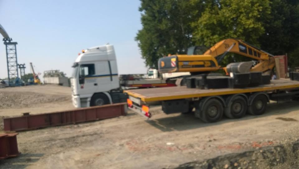 Trasporto “eccezionale” di un escavatore nel cantiere del Meier con un mezzo della Protezione Civile