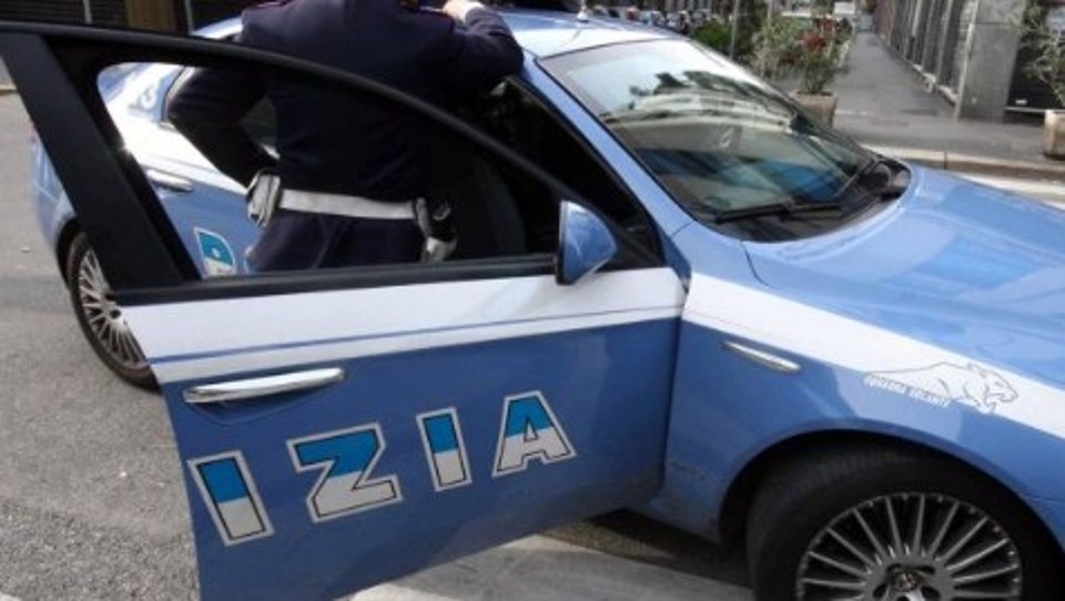 Inseguimento in città: in manette tre giovani ladri scoperti a forzare un garage
