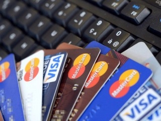 Acquista un mini escavatore on line ma cade nella rete di due truffatori