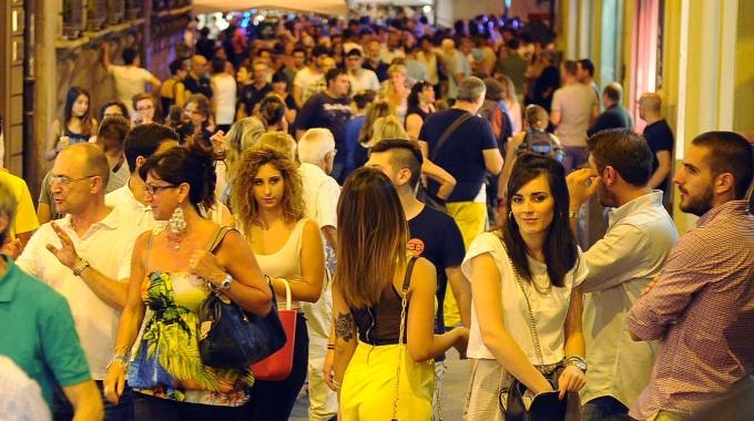 Spettacolo pirotecnico, musica e negozi aperti per la Notte Bianca di Novi