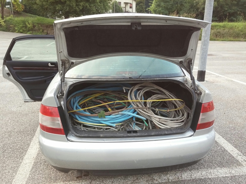 Sorpresi dai Carabinieri mentre stavano portando via cavi di rame