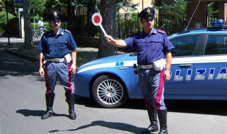 Ubriaco alla guida sfonda la barriera del casello per sfuggire alla Polstrada