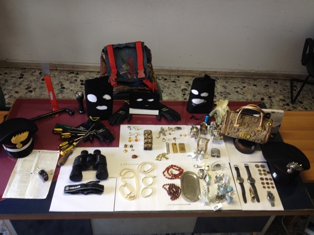 Preziosi in oro e argento la ricca refurtiva di due ladri a Valenza: i Carabinieri sventano il colpo