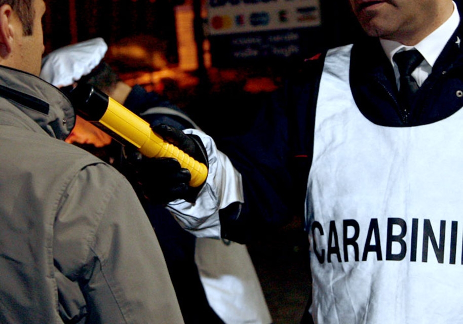 Ubriaco al volante prova a sfuggire ai Carabinieri: inseguimento nelle frazioni alessandrine